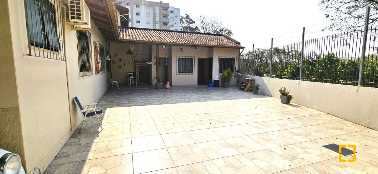 Casa com 228m², 3 quartos (sendo 1 suíte), 3 garagens, no bairro Pantanal em Florianópolis