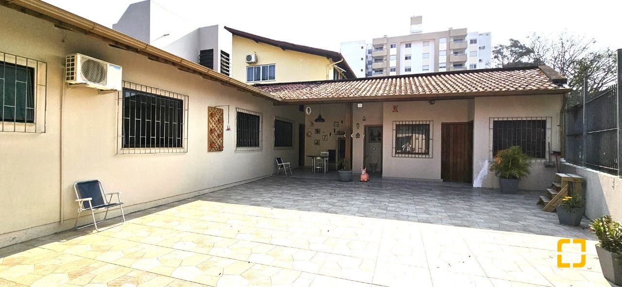 Casa com 228m², 3 quartos (sendo 1 suíte), 3 garagens, no bairro Pantanal em Florianópolis