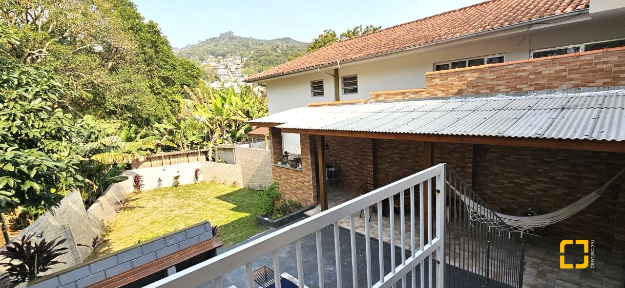 Casa com 228m², 3 quartos (sendo 1 suíte), 3 garagens, no bairro Pantanal em Florianópolis