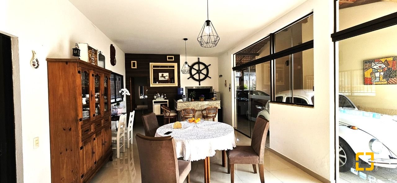 Casa com 228m², 3 quartos (sendo 1 suíte), 3 garagens, no bairro Pantanal em Florianópolis