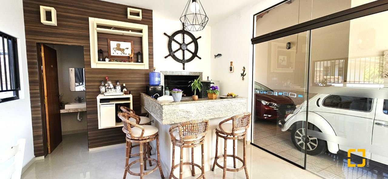 Casa com 228m², 3 quartos (sendo 1 suíte), 3 garagens, no bairro Pantanal em Florianópolis