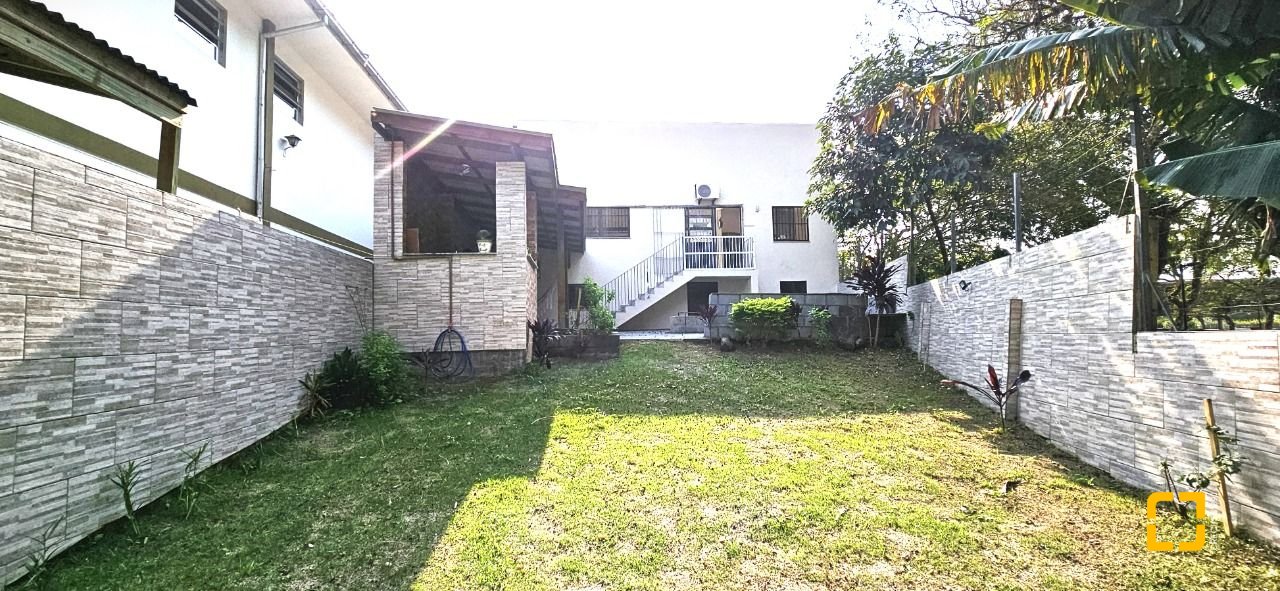 Casa com 228m², 3 quartos (sendo 1 suíte), 3 garagens, no bairro Pantanal em Florianópolis