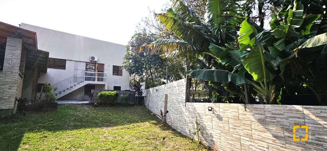 Casa com 228m², 3 quartos (sendo 1 suíte), 3 garagens, no bairro Pantanal em Florianópolis