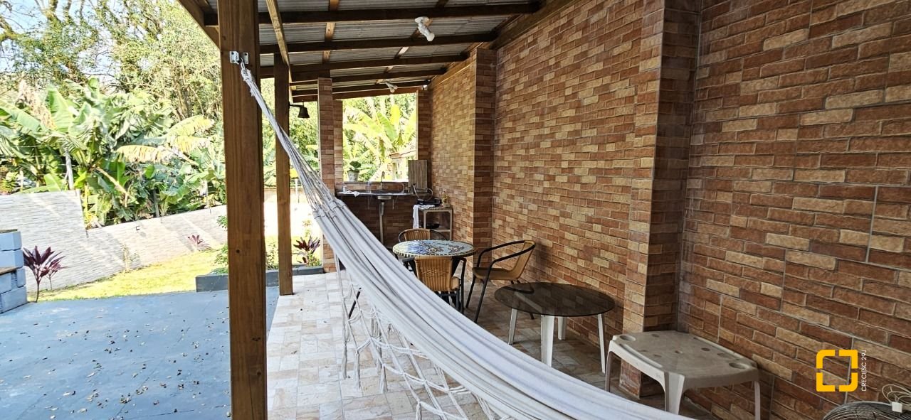 Casa com 228m², 3 quartos (sendo 1 suíte), 3 garagens, no bairro Pantanal em Florianópolis
