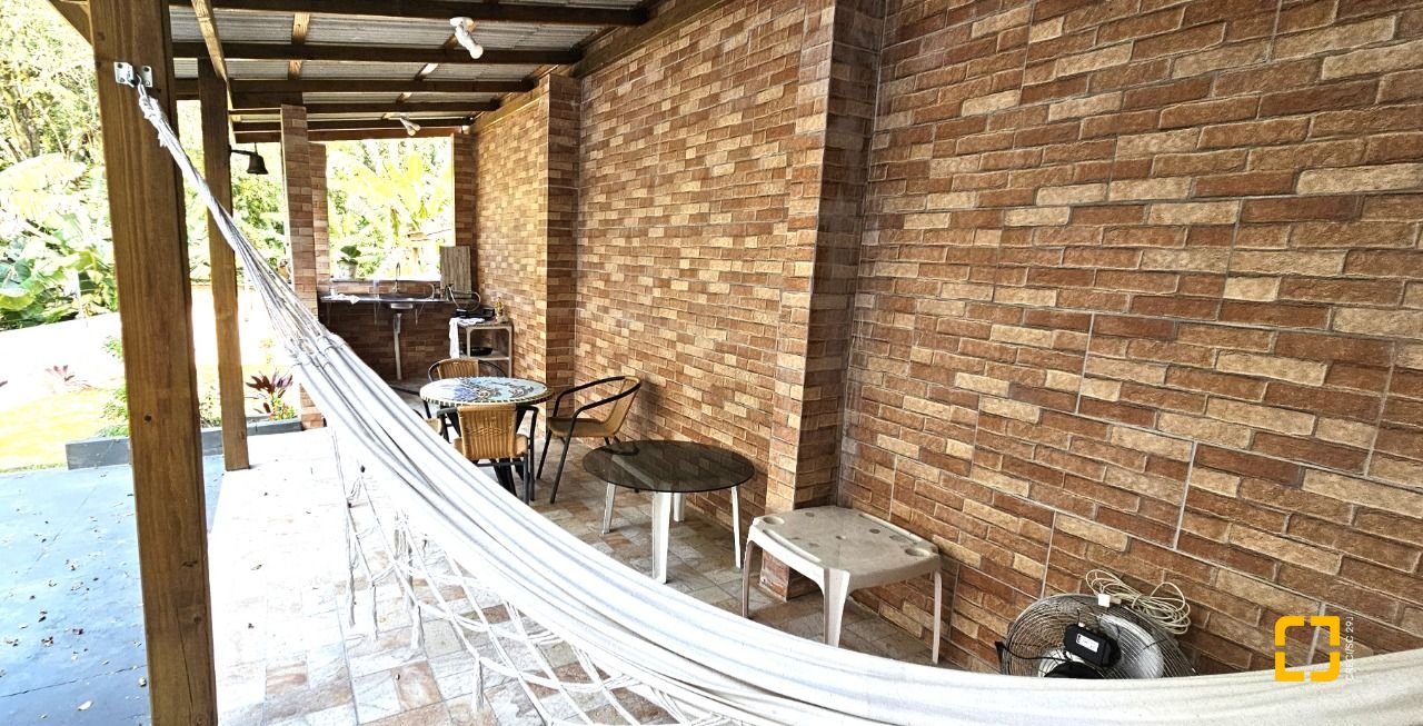 Casa com 228m², 3 quartos (sendo 1 suíte), 3 garagens, no bairro Pantanal em Florianópolis