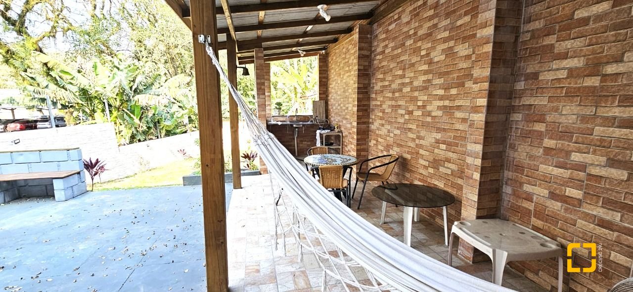 Casa com 228m², 3 quartos (sendo 1 suíte), 3 garagens, no bairro Pantanal em Florianópolis