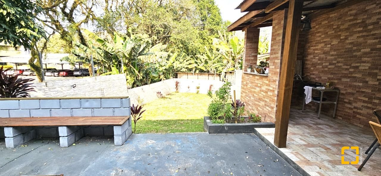 Casa com 228m², 3 quartos (sendo 1 suíte), 3 garagens, no bairro Pantanal em Florianópolis