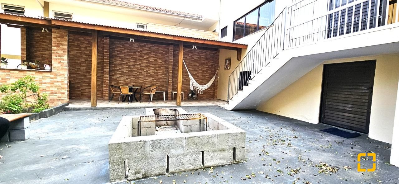 Casa com 228m², 3 quartos (sendo 1 suíte), 3 garagens, no bairro Pantanal em Florianópolis