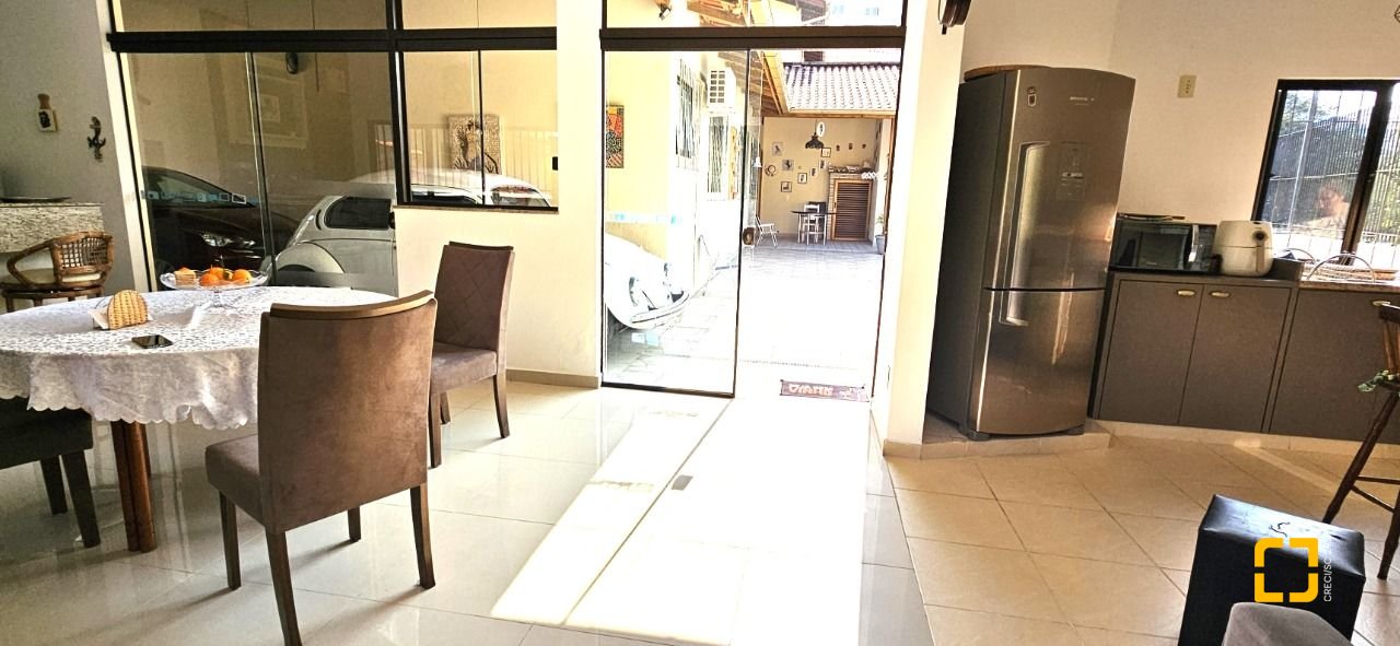 Casa com 228m², 3 quartos (sendo 1 suíte), 3 garagens, no bairro Pantanal em Florianópolis