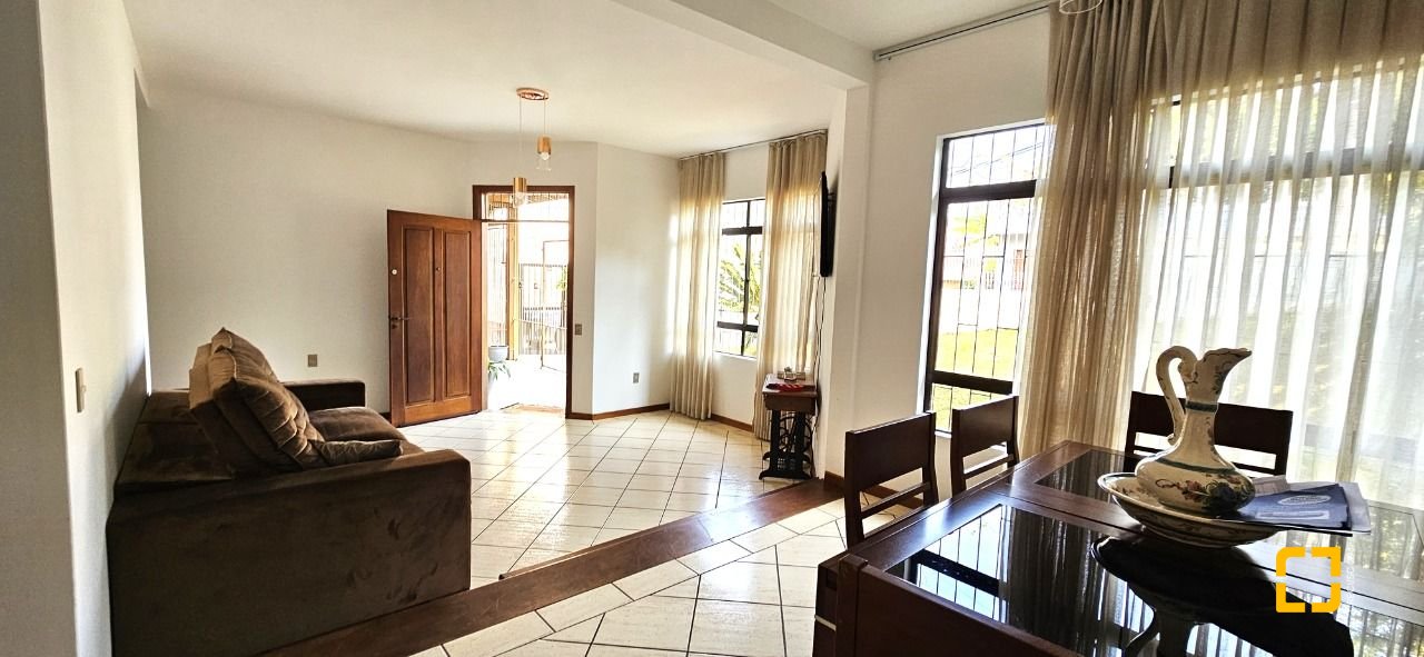 Casa com 228m², 3 quartos (sendo 1 suíte), 3 garagens, no bairro Pantanal em Florianópolis