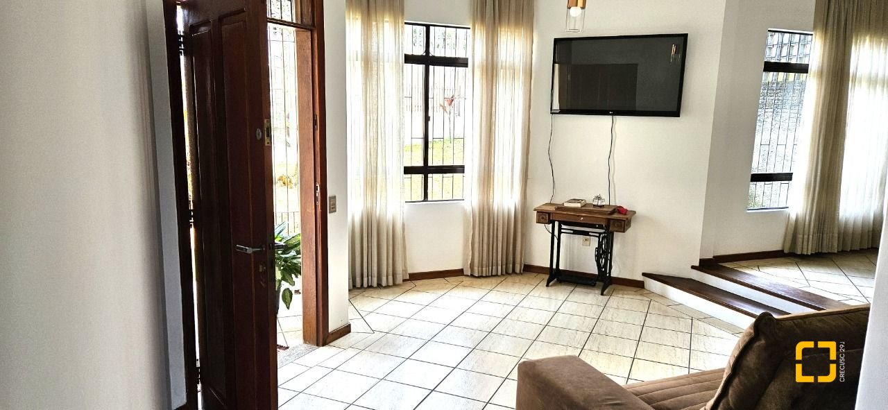 Casa com 228m², 3 quartos (sendo 1 suíte), 3 garagens, no bairro Pantanal em Florianópolis