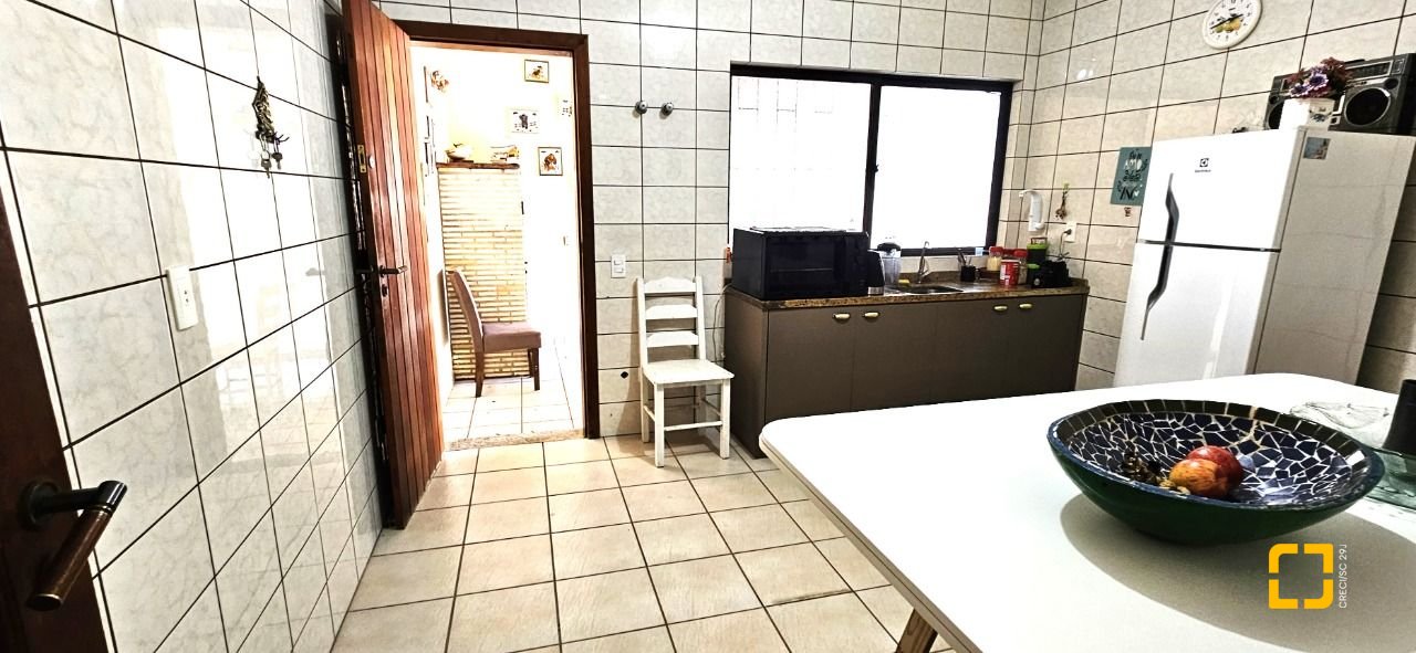 Casa com 228m², 3 quartos (sendo 1 suíte), 3 garagens, no bairro Pantanal em Florianópolis