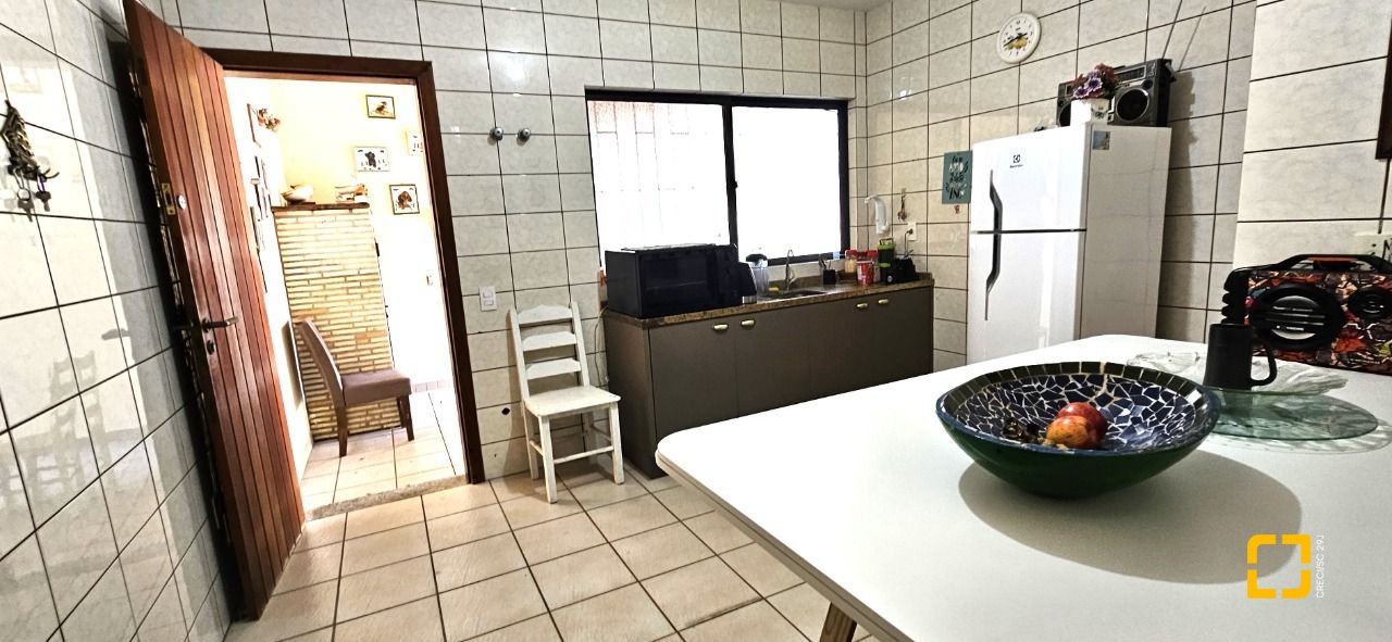Casa com 228m², 3 quartos (sendo 1 suíte), 3 garagens, no bairro Pantanal em Florianópolis