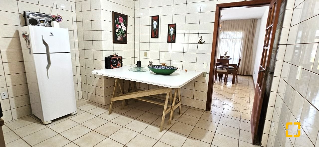 Casa com 228m², 3 quartos (sendo 1 suíte), 3 garagens, no bairro Pantanal em Florianópolis