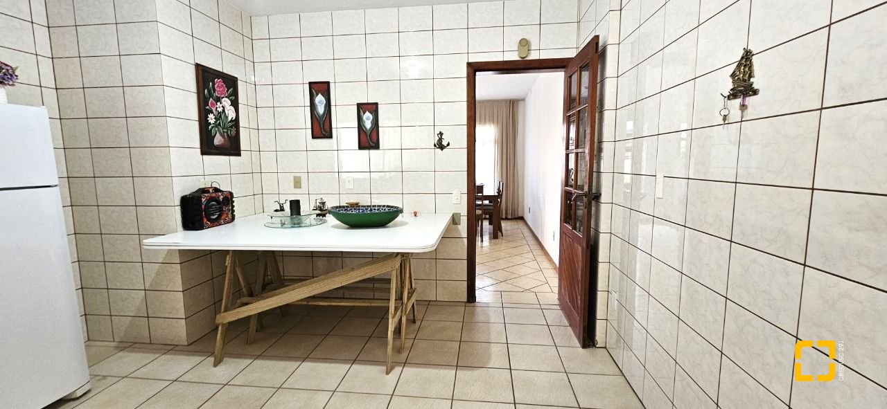 Casa com 228m², 3 quartos (sendo 1 suíte), 3 garagens, no bairro Pantanal em Florianópolis