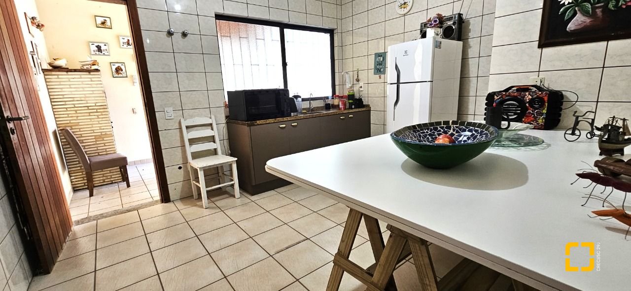 Casa com 228m², 3 quartos (sendo 1 suíte), 3 garagens, no bairro Pantanal em Florianópolis