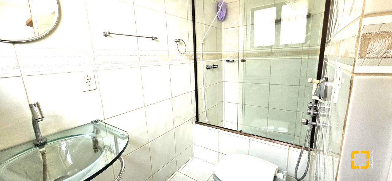 Casa com 228m², 3 quartos (sendo 1 suíte), 3 garagens, no bairro Pantanal em Florianópolis