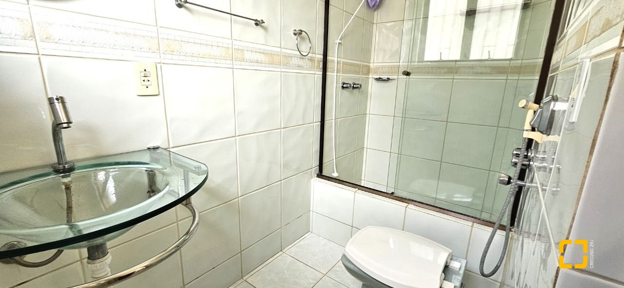 Casa com 228m², 3 quartos (sendo 1 suíte), 3 garagens, no bairro Pantanal em Florianópolis