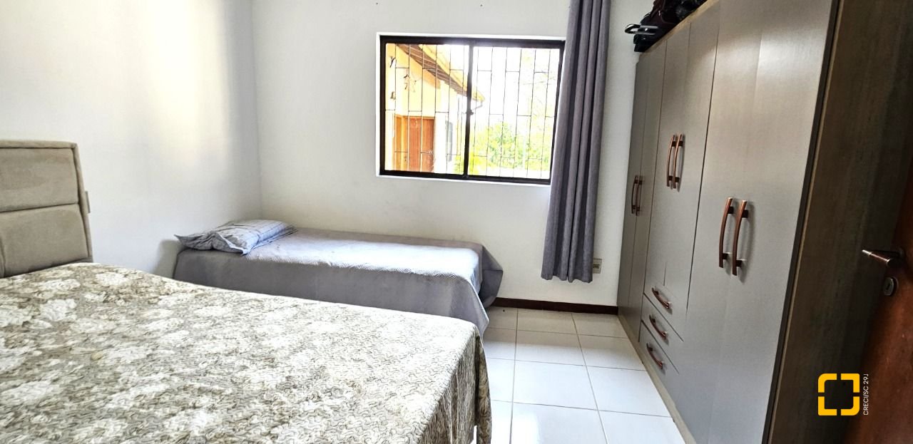 Casa com 228m², 3 quartos (sendo 1 suíte), 3 garagens, no bairro Pantanal em Florianópolis