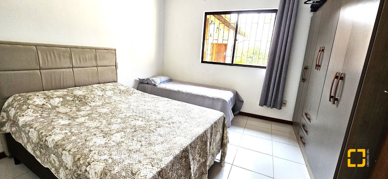 Casa com 228m², 3 quartos (sendo 1 suíte), 3 garagens, no bairro Pantanal em Florianópolis