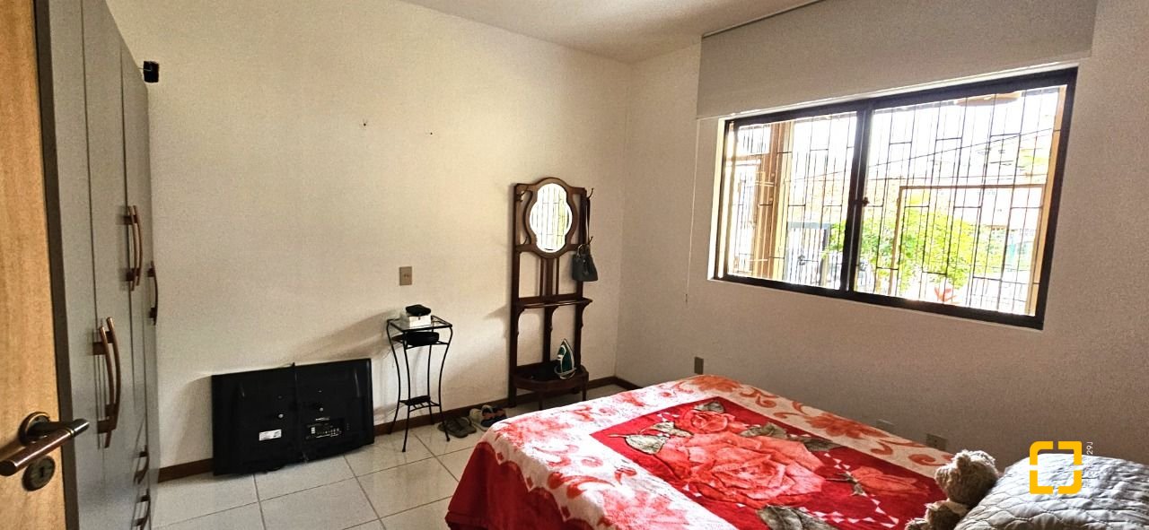 Casa com 228m², 3 quartos (sendo 1 suíte), 3 garagens, no bairro Pantanal em Florianópolis
