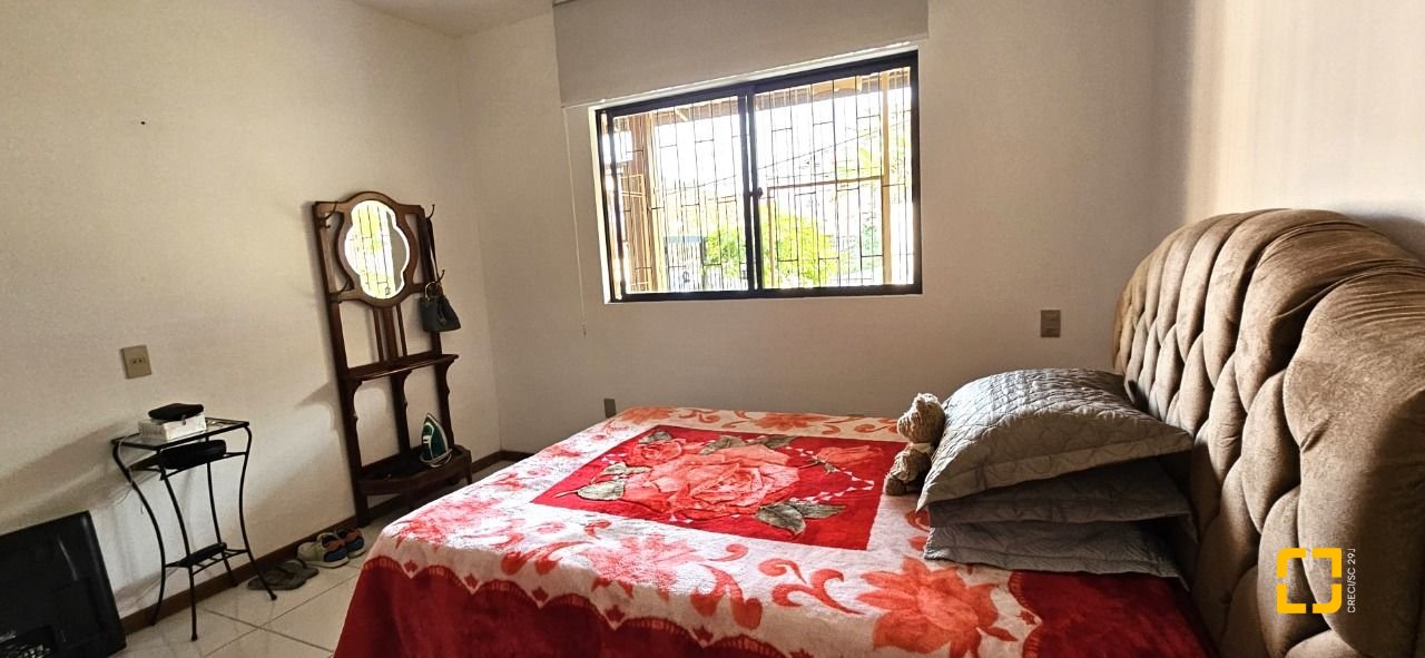Casa com 228m², 3 quartos (sendo 1 suíte), 3 garagens, no bairro Pantanal em Florianópolis