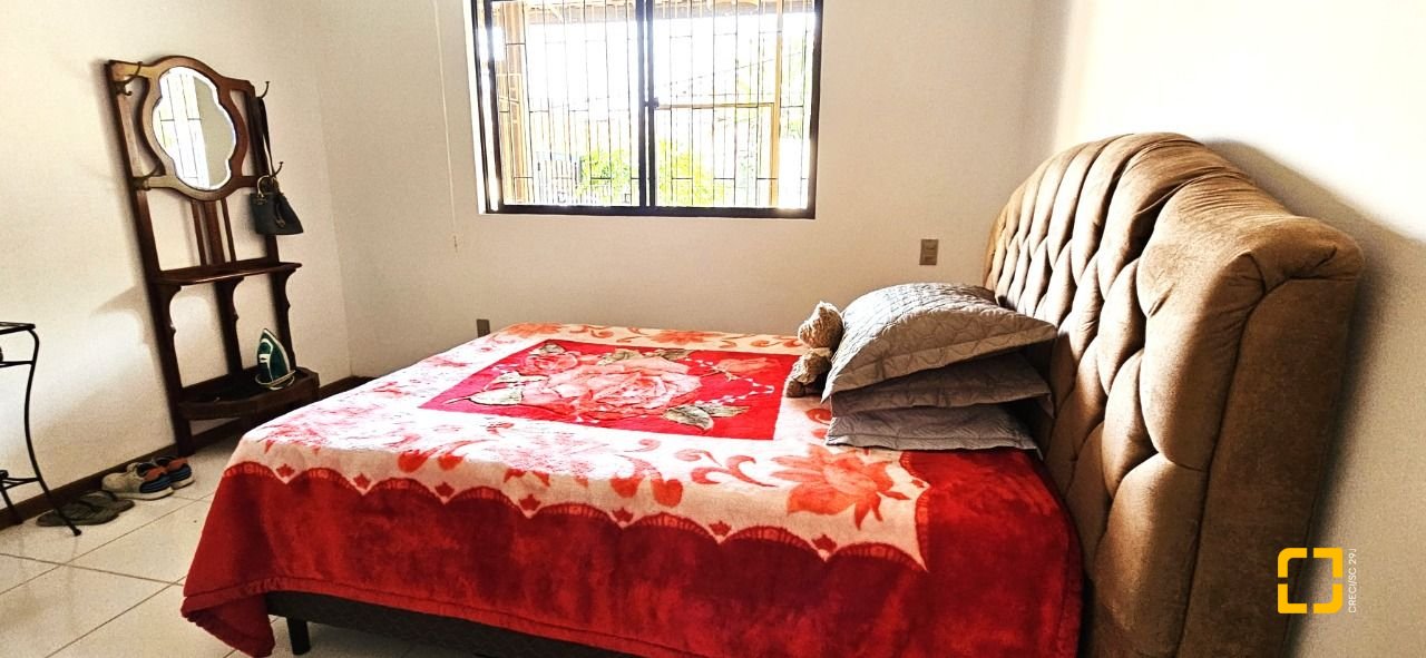 Casa com 228m², 3 quartos (sendo 1 suíte), 3 garagens, no bairro Pantanal em Florianópolis