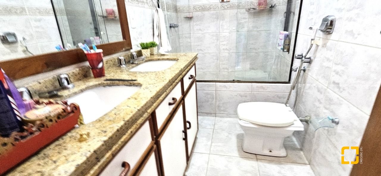 Casa com 228m², 3 quartos (sendo 1 suíte), 3 garagens, no bairro Pantanal em Florianópolis