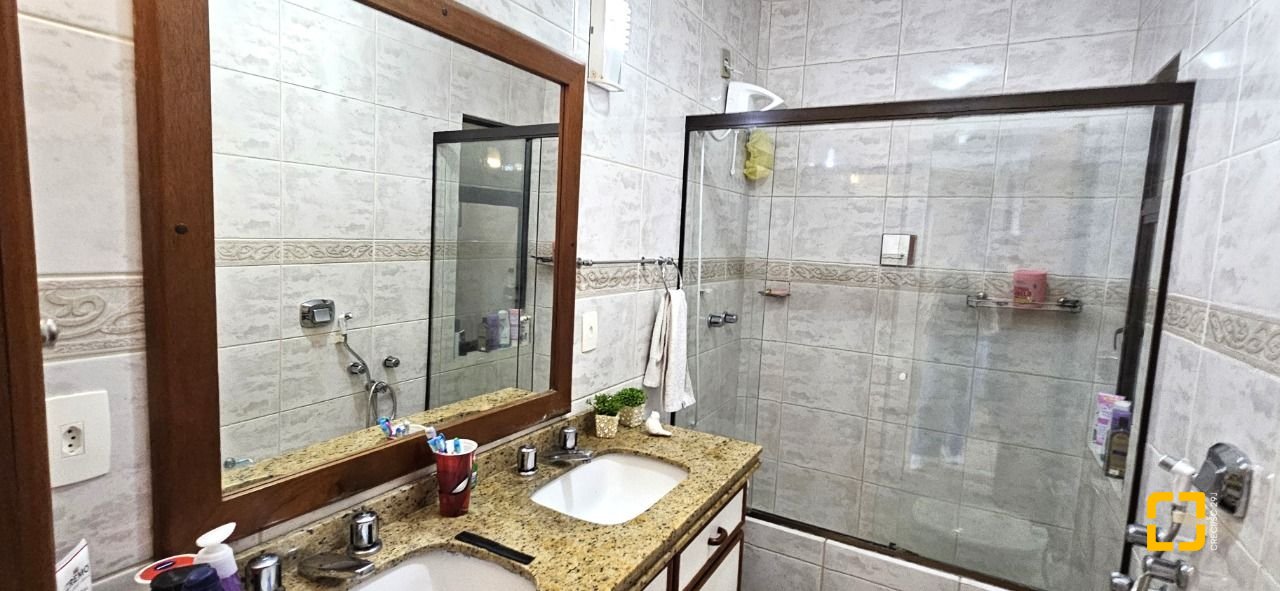 Casa com 228m², 3 quartos (sendo 1 suíte), 3 garagens, no bairro Pantanal em Florianópolis