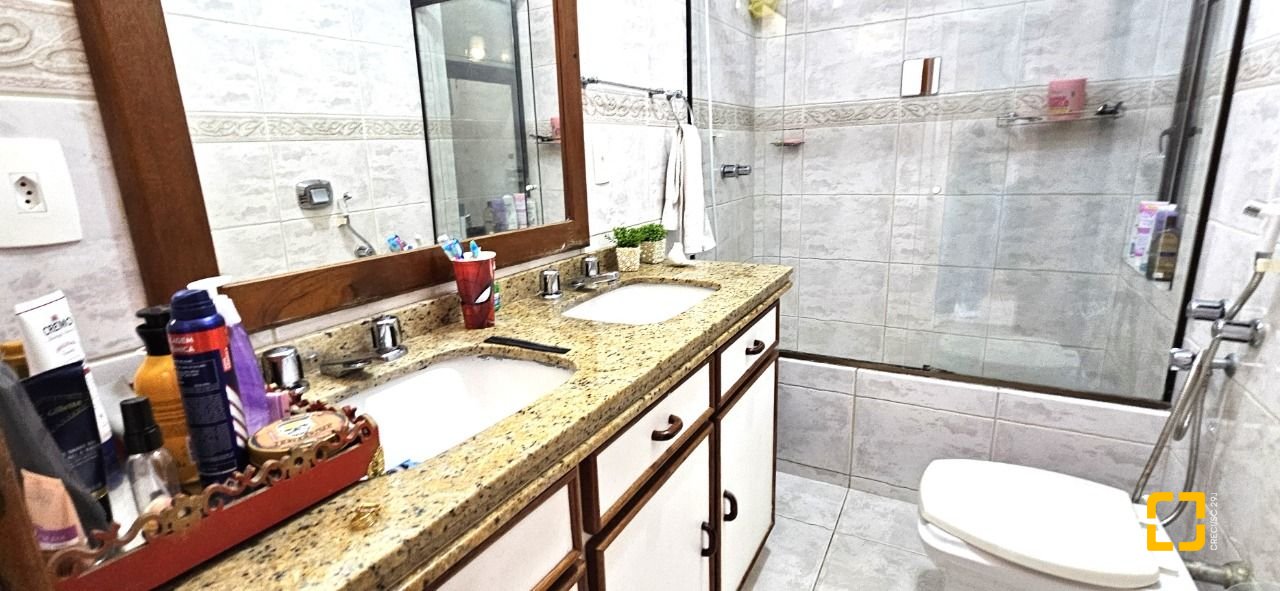 Casa com 228m², 3 quartos (sendo 1 suíte), 3 garagens, no bairro Pantanal em Florianópolis