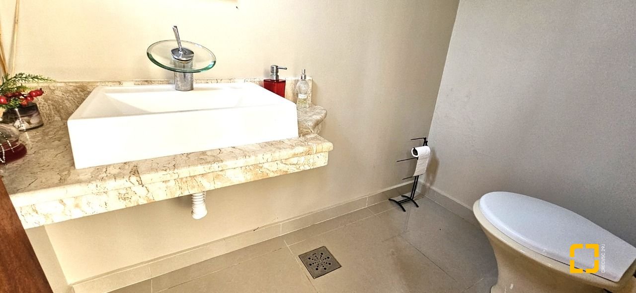 Casa com 228m², 3 quartos (sendo 1 suíte), 3 garagens, no bairro Pantanal em Florianópolis