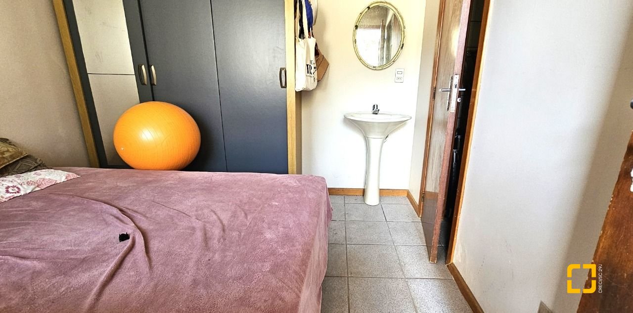 Casa com 228m², 3 quartos (sendo 1 suíte), 3 garagens, no bairro Pantanal em Florianópolis