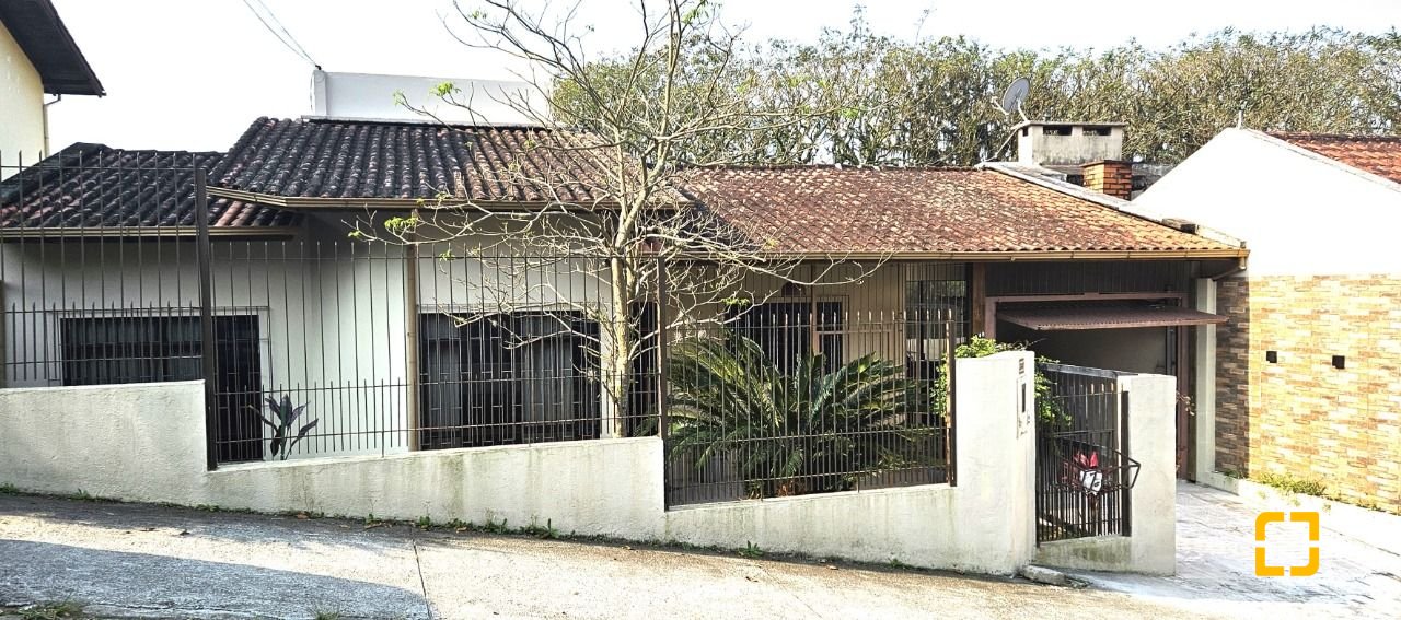 Casa com 228m², 3 quartos (sendo 1 suíte), 3 garagens, no bairro Pantanal em Florianópolis