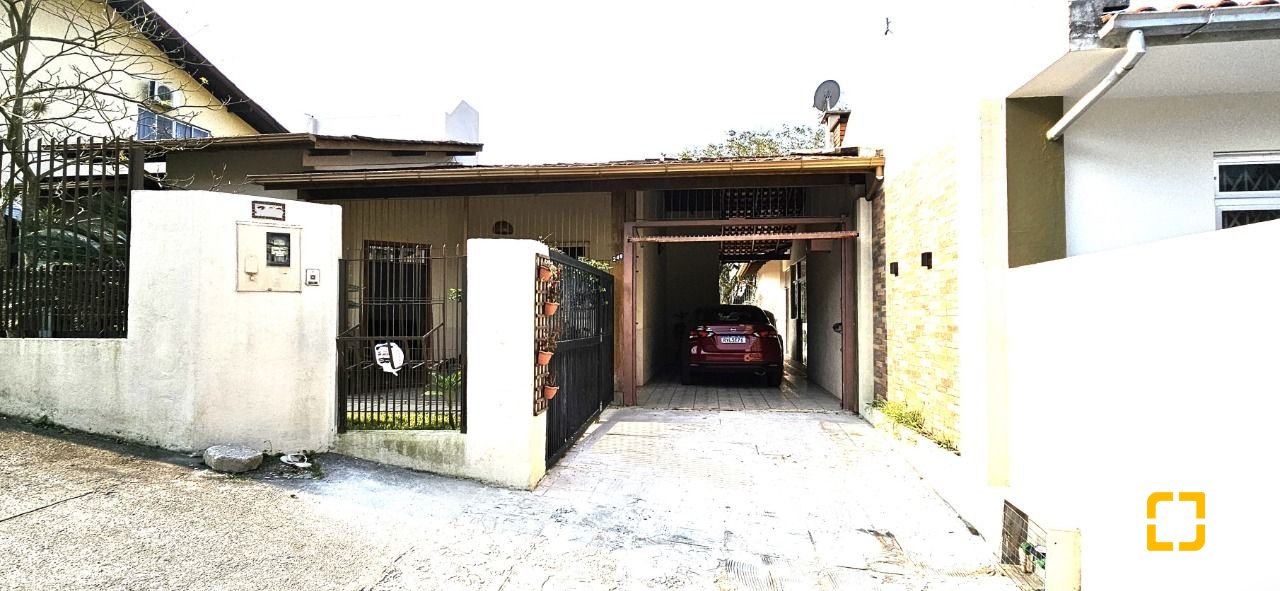 Casa com 228m², 3 quartos (sendo 1 suíte), 3 garagens, no bairro Pantanal em Florianópolis