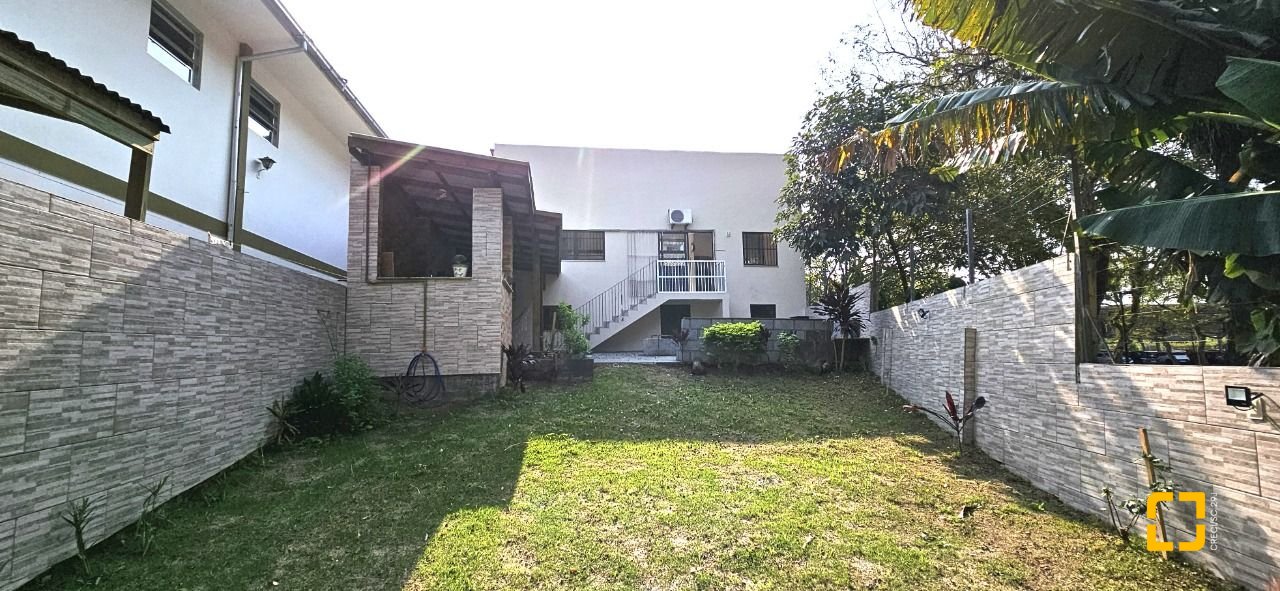 Casa com 228m², 3 quartos (sendo 1 suíte), 3 garagens, no bairro Pantanal em Florianópolis