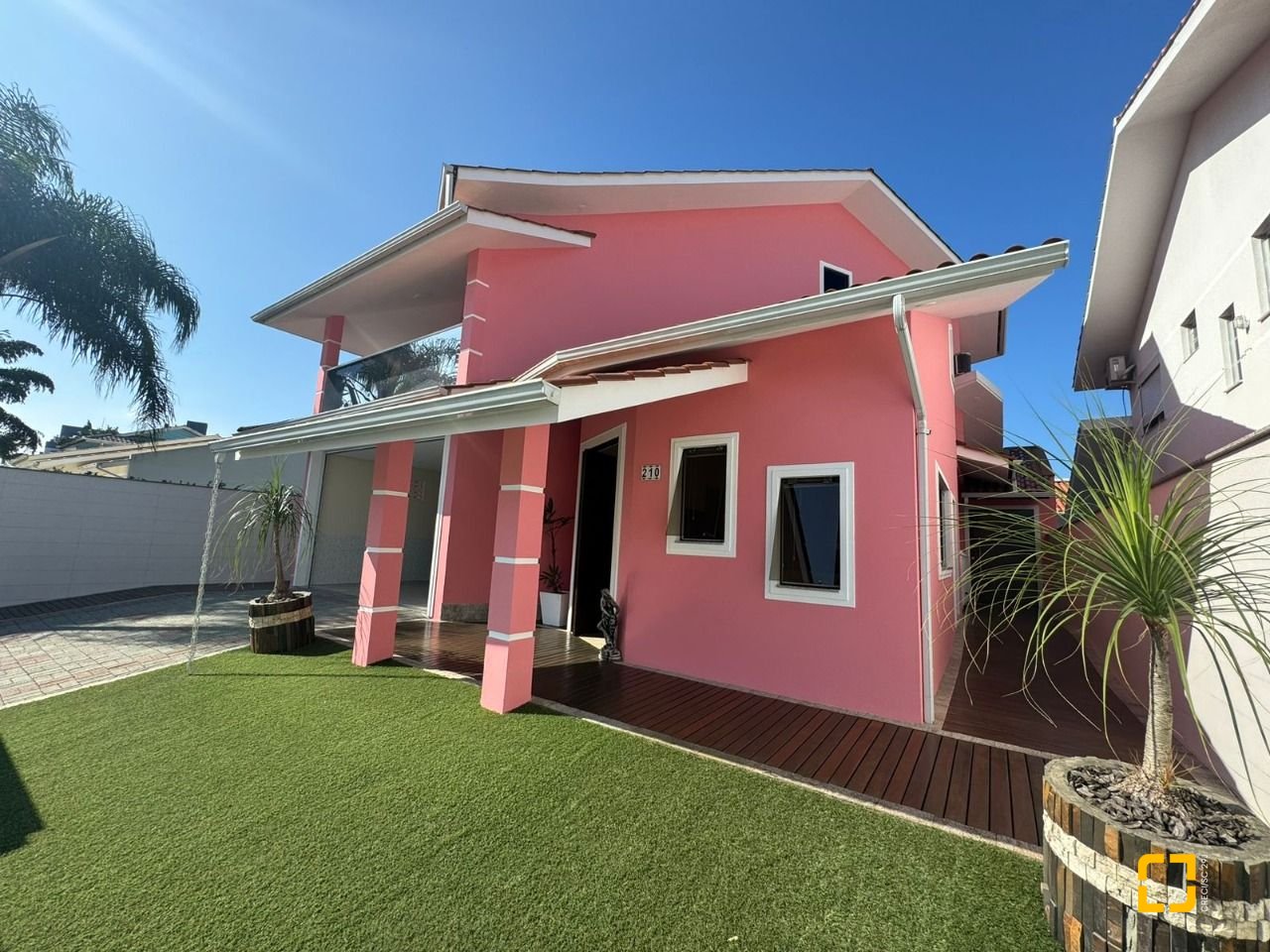 Casa com 278m², 4 quartos (sendo 2 suítes), 2 garagens, no bairro Ponte do Imaruim em Palhoça