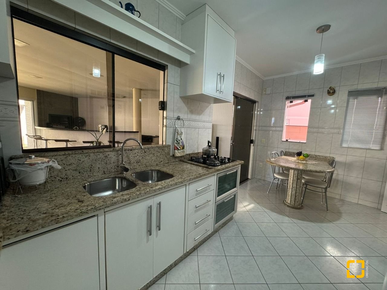 Casa com 278m², 4 quartos (sendo 2 suítes), 2 garagens, no bairro Ponte do Imaruim em Palhoça