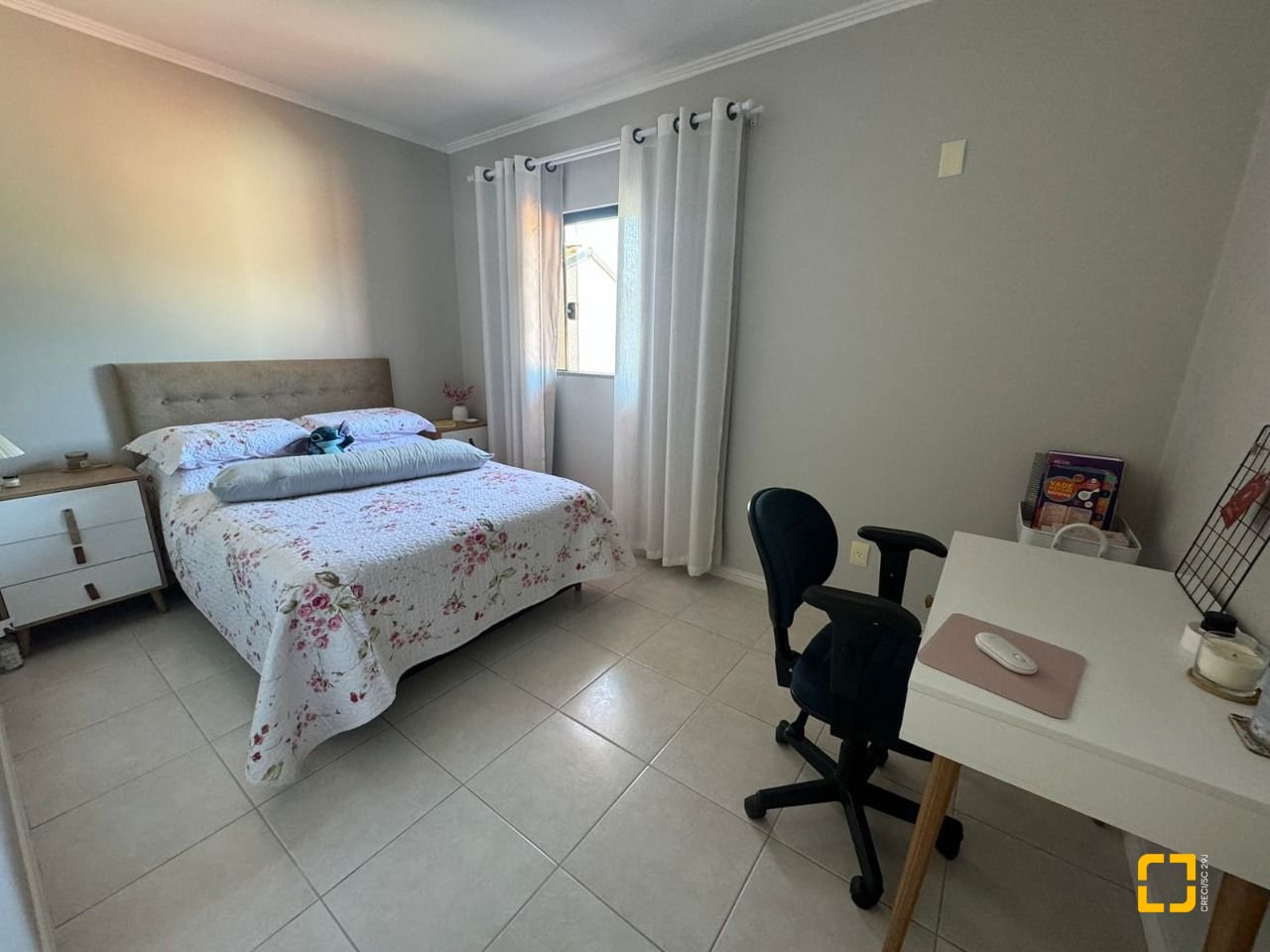 Casa com 278m², 4 quartos (sendo 2 suítes), 2 garagens, no bairro Ponte do Imaruim em Palhoça