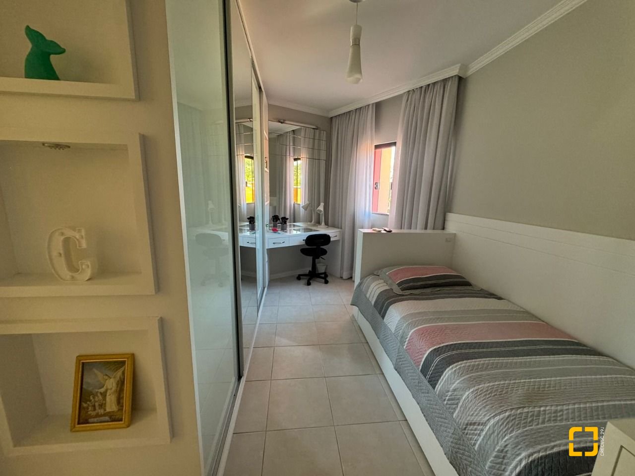 Casa com 278m², 4 quartos (sendo 2 suítes), 2 garagens, no bairro Ponte do Imaruim em Palhoça