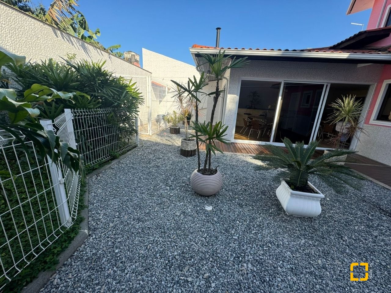 Casa com 278m², 4 quartos (sendo 2 suítes), 2 garagens, no bairro Ponte do Imaruim em Palhoça