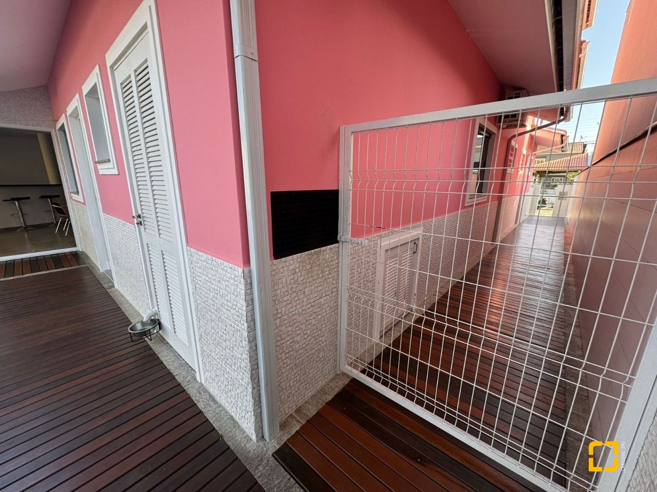 Casa com 278m², 4 quartos (sendo 2 suítes), 2 garagens, no bairro Ponte do Imaruim em Palhoça