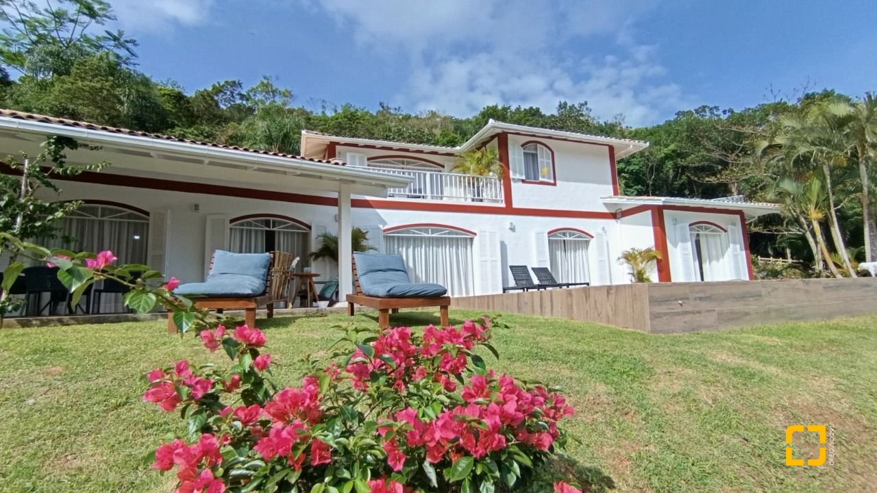 Casa com 350m², 4 quartos (sendo 4 suítes), 8 garagens, no bairro Rio Vermelho em Florianópolis
