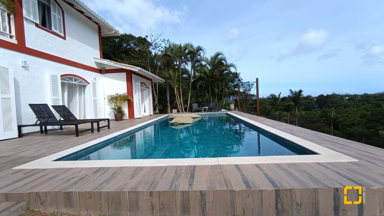 Casa com 350m², 4 quartos (sendo 4 suítes), 8 garagens, no bairro Rio Vermelho em Florianópolis
