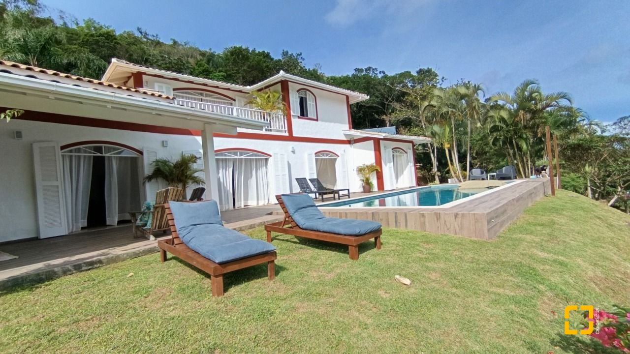 Casa com 350m², 4 quartos (sendo 4 suítes), 8 garagens, no bairro Rio Vermelho em Florianópolis