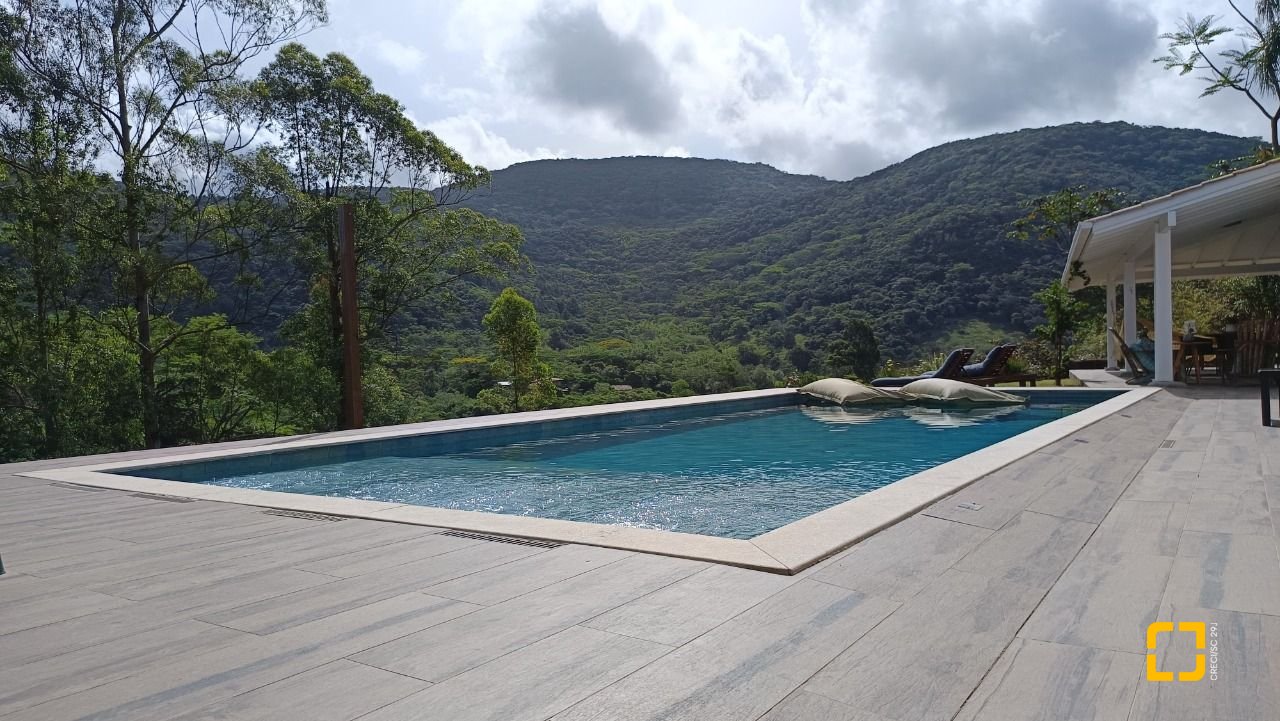 Casa com 350m², 4 quartos (sendo 4 suítes), 8 garagens, no bairro Rio Vermelho em Florianópolis