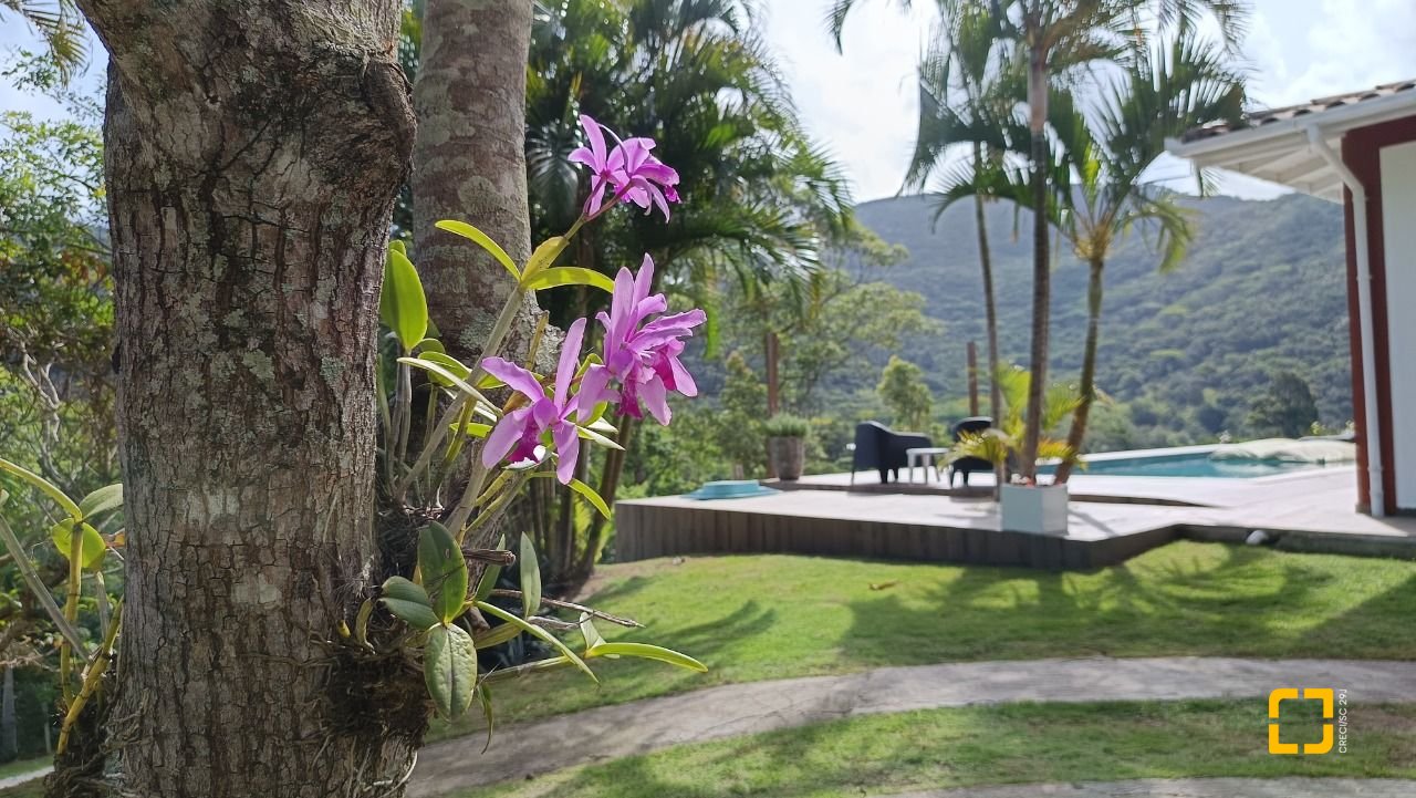 Casa com 350m², 4 quartos (sendo 4 suítes), 8 garagens, no bairro Rio Vermelho em Florianópolis