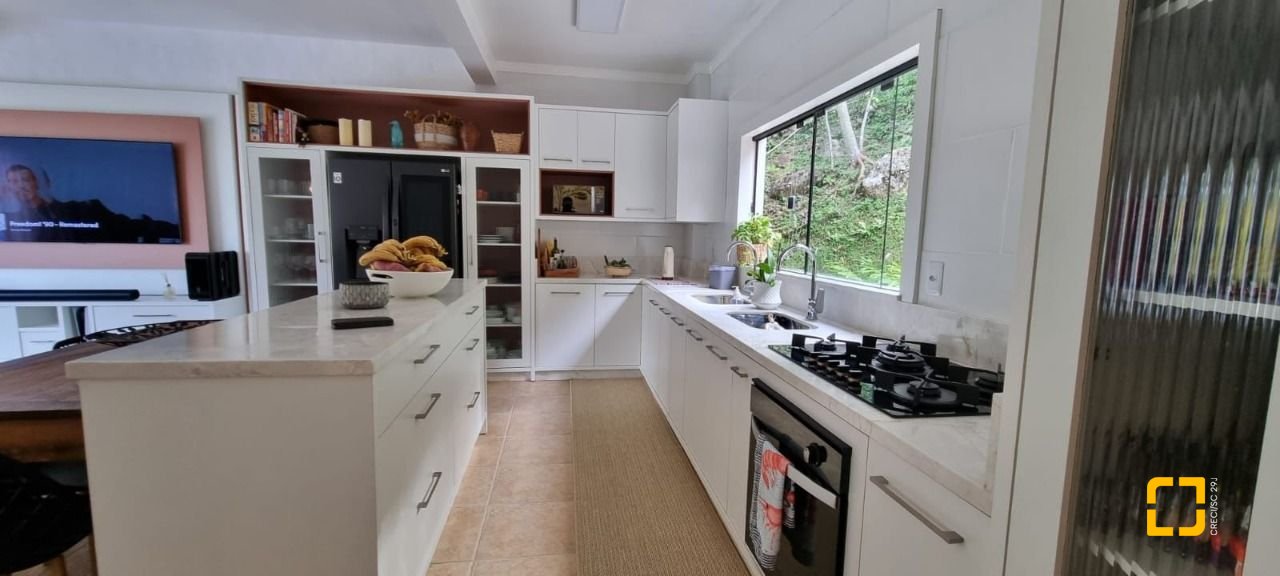 Casa com 350m², 4 quartos (sendo 4 suítes), 8 garagens, no bairro Rio Vermelho em Florianópolis