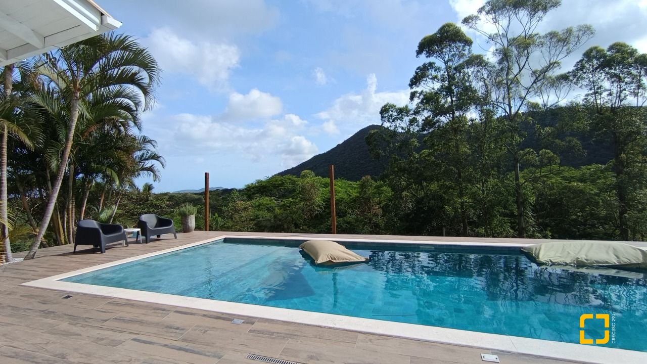 Casa com 350m², 4 quartos (sendo 4 suítes), 8 garagens, no bairro Rio Vermelho em Florianópolis
