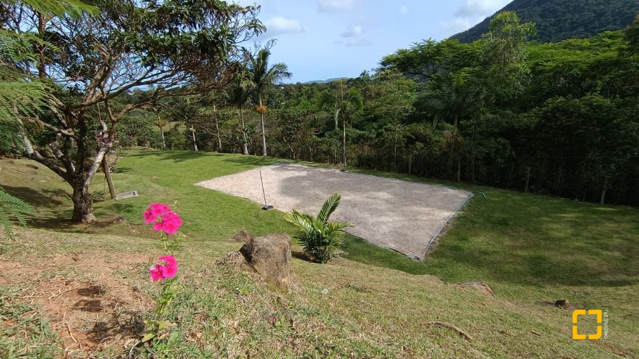 Casa com 350m², 4 quartos (sendo 4 suítes), 8 garagens, no bairro Rio Vermelho em Florianópolis