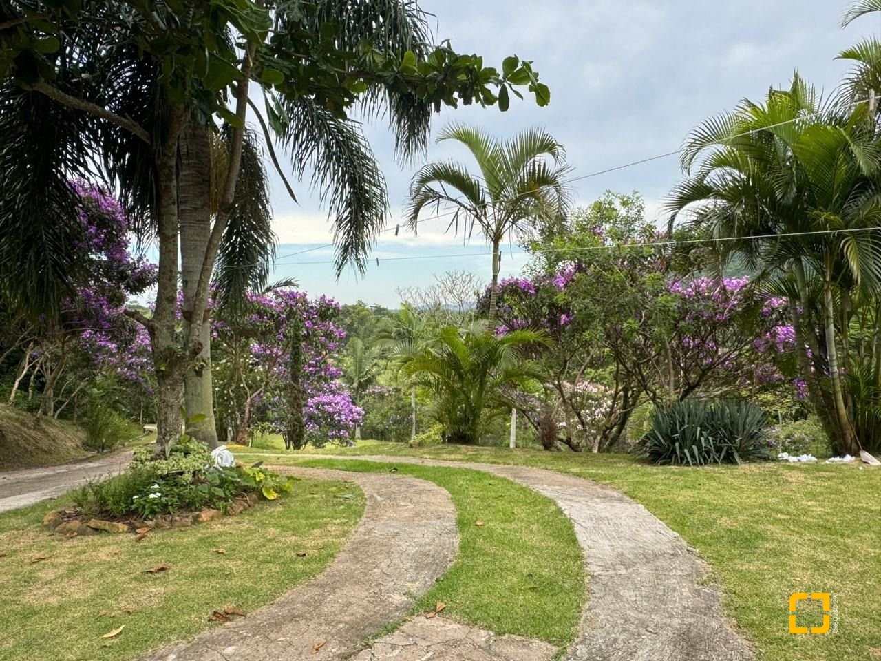 Casa com 350m², 4 quartos (sendo 4 suítes), 8 garagens, no bairro Rio Vermelho em Florianópolis